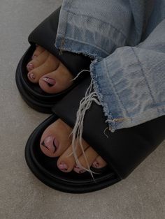 Pedicure Ideas For Pale Skin, 2024 Toe Nail Trends, Cute Toenail Ideas, Gel Toes Designs, Trending Pedicure Colors, Black Toes With Design, Pink Pedicure Ideas, Toes Nails Designs, Trending Pedicure