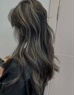 black hair white grey gray blonde streaky highlights streaks skunk babylights trendy dark aesthetic hairstyle inspo 2022 2021 asian idea ideas chinese xiaohongshu japanese korean wavy Black Hair Balayage, Korean Hair Color, Brown Hair Inspo, Hair Color Streaks, Dark Hair With Highlights