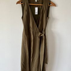 New With Tags! Beautiful Olive Green Wrap Dress From Banana Republic. From A Pet Free/Smoke Free Home. Reach Out With Any Questions And Thanks For Looking! Olive Green Wrap Dress, Short Ruffle Dress, Sleveless Dress, Green Wrap Dress, Dress Olive Green, Crossover Dress, Button Shirt Dress, Ruffle Wrap Dress, Green Wrap