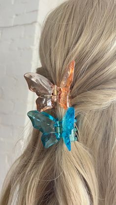 These jumbo Butterfly Claw Clips will lead you into adventureComes as a set in your house colorsRaven house clips come with one (1) bronze clip and one (1blue clipWear alone or together for the perfect magical spring look Hawaiian Hairstyles, Diy Gifts To Sell, Birthday Things, Butterfly Hair Clips, Head Pieces, Hair Accessories Clips, Great Hairstyles