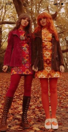 1970s Style Icons, 60s Fall Aesthetic, 60s Psych Fashion, 60s Groovy Outfits, 70s Neck Scarf Outfit, Mid 70s Fashion, Seventies Inspired Outfits, Late 70s Outfits