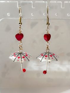 Cute and fun pair of heart umbrella earrings. Clay Umbrella, Heart Umbrella, Esme Cullen, Umbrella Earrings, Mini Accessories, Polymer Crafts, How To Make Earrings, Beaded Earrings, Jewelry Earrings Dangle