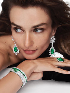 Celebrated for their vibrancy, depth of colour and magnetism, Colombian emeralds are the captivating centrepiece of this magnificent high jewellery suite.

#GraffDiamonds Graff Jewelry, Jeweled Picture, Neck Pieces Jewelry, Jewelry Editorial