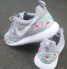 Custom Nike Roshe Run Lobo gris Floral por customkicksworld en Etsy Nike Free Runners, Shoes Aesthetic, Custom Nike, Roshe Run, Nike Trainers, Nike Roshe Run, Nike Free Shoes, Nike Shoes Outlet, Nike Shox