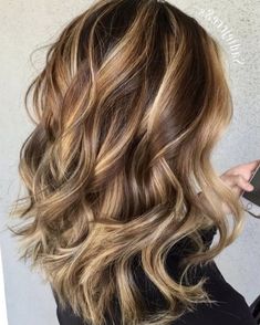 Curly Hair Color Ideas, Curly Hair Color, Hairstyles Everyday, Brown Hair With Highlights And Lowlights, Rambut Brunette, Natural Curly Hair Cuts, Highlights Curly Hair, Curly Hair Photos, Gorgeous Hair Color