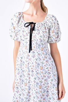 Este vestido largo con estampado floral ofrece la combinación perfecta de estilo y comodidad. Con un escote redondo largo y mangas cortas abullonadas, este vestido te permite tener la libertad de moverte y relajarte como quieras. El diseño fruncido añade un toque extra de carácter a cada vestido haciéndolo único y especial. Prepárate para causar sensación con este vestido atemporal y favorecedor.





 Escote redondo

 Longitud máxima

 Manga corta abullonada

 Reunido

 Cierre de cremallera lateral invisible

 Forrado

 Lavado de manos en frio

 No usa blanqueador

 No secar en secadora

 Plancha baja

 Exterior: 100% algodón

 Contraste: 100% Algodón

 Forro: 100% Algodón

 Exclusivo para decoración

 Exclusivo de Elástico









 BH816D

 Longitud total: 51,75 "Busto: 36,5"

 S

 MULT Puff Sleeve Maxi Dress, Flattering Dress, Scooped Neckline, Floral Print Maxi Dress, Floral Print Maxi, Flattering Dresses, Maxi Dress With Sleeves, Clothing Ideas, Invisible Zipper