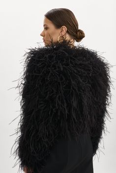 Un peu de drama et une touche de luxe pour une ode au glamour vintage. Cette veste courte est recouverte de plumes d'autruche qui s'envolent à chaque pas. Dotée de poches à la taille et d'une doublure en satin pour plus de confort, elle va avec tout, des bandeaux aux pantalons en cuir en passant par les bodys et les jeans. Dramatic Entrance, Bodysuits And Jeans, Glamour Vintage, Feather Jacket, Bandeaus, Ostrich Feathers, Leather Trousers, Turks And Caicos, Vintage Glamour