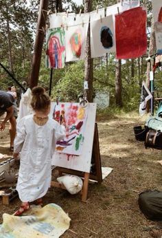 Small Get Together Ideas Parties, Outdoor Art Activities, Painting In Nature, Kids In Nature, Outdoor Preschool, Small Festival, Painting Outside, Backyard Design On A Budget, Simple Small Backyard