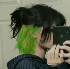 Dyed Hair Undercut, Mid Length Alternative Hair, Dyed Bangs Only, Grunge Short Hair Styles, Short Hair Styles Alt, Nom Binary Outfits, Dyed Undercut Hair, Short Hairdye Ideas, Alt Dyed Hair Short