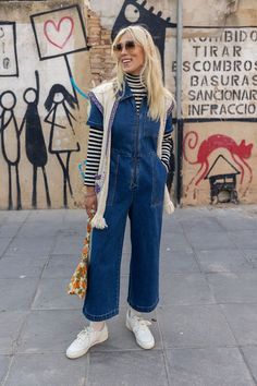 The Ragan boilersuit in Mid Wash Organic Cotton Denim has a fabulous, fitted A-line style and wide cropped legs. Shipping worldwide. Lucy And Yak, Oufits Casual, Paris Mode, Boiler Suit, Jumpsuit Outfit, Short Sleeve Jumpsuits, Jumpsuit With Sleeves, Carrie Bradshaw, Look Vintage