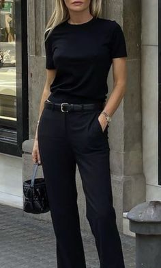 Minimalist Fashion Office, Black Tee Work Outfit, Minimalist Spring Outfits 2024, Minimalist Fashion Women Outfits Minimal Classic Style, Clean Look Outfit Minimal Classic, Whole Black Outfit, Mode Over 50, Minimal Classic Style, Elegance Dress