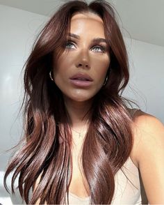 Hairsalon Outfits, Choc Brown Hair, Cherry Chocolate Brunette Hair, Dark Copper Hair Auburn, Dark Brown Copper Hair, Cherry Brunette Hair, Cherry Chocolate Hair, Chocolate Cherry Brown Hair, Hair Colour Inspo