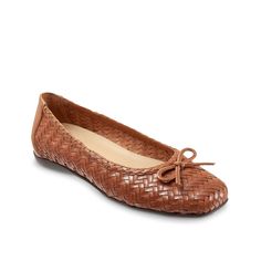 Trotters-Gillian Flat Stay style-savvy donning the Gillian flat from Trotters. Detailed with intricate basket-weave pattern, this leather flat is enhanced with a square toe front and laced bow accent for an elegant feminine touch. Casual Woven Leather Ballet Flats With Round Toe, Leather Slip-on Ballet Flats With Woven Sole, Woven Leather Slip-on Ballet Flats, Casual Woven Leather Ballet Flats, Spring Casual Ballet Flats With Woven Leather, Casual Woven Leather Ballet Flats For Spring, Spring Casual Woven Leather Ballet Flats, Trotters Shoes, Luggage Sizes