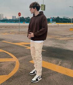 Winter Sweatshirt Outfit Men, Brown Hoodie Outfit Men Streetwear, Brown Hoodie Mens Outfit, Outfit Ideas Hoodie Style Men, How To Style Brown Hoodie, Oversized Outfit Ideas Men, Hoodie Poses Men, Brown And Cream Outfit Men, Brown Zip Up Hoodie Outfit Men