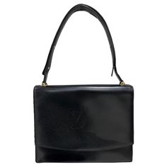 Borsa firmata Louis Vuitton, modello Delphes Opera, misura GM, realizzata in pelle epi nera con hardware dorati. Dotata di una patta con chiusura ad incastro, internamente rivestita in pelle tono su tono, abbastanza capiente. Munita di un manico centrale per portata sia a mano che a spalla. Completa di tasca interna con zip, si presenta in buone condizioni. Louis Vuitton designer bag, Delphes Opera model, size GM, made of black epi leather with golden hardware. Equipped with a flap with interlocking closure, internally lined in tone-on-tone leather, quite roomy. Equipped with a central handle to be carried by hand or on the shoulder. Complete with internal zip pocket, it is in good condition. Mastrogeppetto Vintage è un negozio di lusso dell'usato fondato da Lualdo Nettuno. Siamo il negozi Louis Vuitton Epi Electric, Structured Shoulder, Made Of, Louis Vuitton Designer, Designer Bag, Fashion Handbags, Yves Saint Laurent, Opera, Chanel