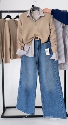 Lo Bonito Se Comparte Oxford Shirt Outfit, Millennial Outfit, Stylish Outfits Casual, Capsule Wardrobe Casual, Job Clothes, Outfits Con Jeans, Chique Outfit, Modest Casual Outfits