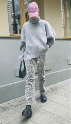 Military Boots Outfit, Printed Trousers Outfit, Street Style Sporty, Leo Style, Pattern Trousers, Trousers Outfit, Grey Leopard, Style Inspiration Winter, Looks Style