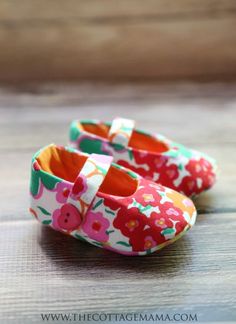 two baby shoes sitting on top of a wooden table with the title mary jane baby shoes