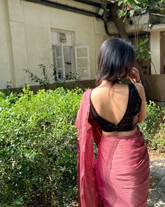 Saree Dp, Saree Simple, Long Sleeve Blouse Designs, Pics In Saree, Girl In Saree, Simple Saree Designs, Latest Model Blouse Designs, Saree Poses, Desi Fashion Casual