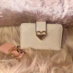 Juicy Couture Valentine’s Day Edition Available And Ready To Ship Same Or Next Day Shipping Guaranteed New With Tags Feel Free To Submit Your Offers Bundle Up Your Items For Cheaper Shipping Feel Free To Dm For Questions Trendy Beige Coin Purse, White Wallet, Couture Bags, Juicy Couture Bags, Juicy Couture, New Color, Wallets, Color White, Bag Lady