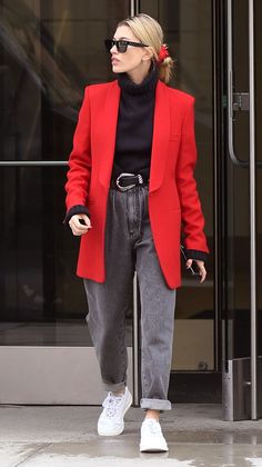 Red Blazer Outfit Casual Street Styles, 2020 Fashion Trends Street Styles, Hailey Baldwin Street Style, Blazer And Jeans, Style Lookbook, Blazer Outfit, 2020 Fashion Trends, Coat Outfit, Looks Black