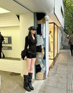 Cigsaftersex Concert Outfit, Park Outfit Aesthetic, Arctic Monkeys Outfit Ideas, Preppy Grunge Outfits, Short Black Boots Outfit, Meg Murayama, High Boots Aesthetic, Shorts And Boots Outfits, Outfit Photoshoot