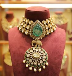 Polki Jewellery Brides, Gold Jewelry Prom, Polki Sets, Boho Bridal Jewelry, Jewelry Prom, Gold Temple Jewellery, Silver Jewelry Accessories, Indian Bridal Jewelry Sets, Art Jewelry Design