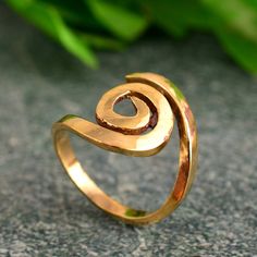 Spiral ring, Wrap ring, Gold ring, Statement ring, Wire Wrapped ring, Gold Spiral ring, Boho ring, Stacking ring, Stackable ring, Swirl ring Product Description:-  *Handmade item *Dispatches from a small business in India *Materials         :-   Brass, 925 sterling Silver *Band color      :-   Gold, Silver *Style                 :-   minimalist *Can be personalized` SIZE           :-    All Size Are Available. Choose From Variation. METAL           :-    Brass, 925 sterling silver PURITY Wired Ring, Gold Wire Ring, Gold Wrap Ring, Ring Wrap, Ring Wire, Gemstone Art, Spiral Ring, Zierlicher Ring, Swirl Ring