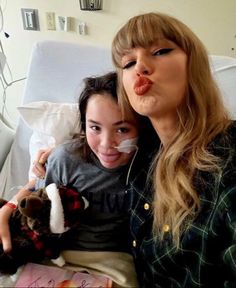 Taylor Swift Singing, Taylor Swift Images, Mother Knows Best, City Hospital, Taylor Swift Fan Club, Blonde Cat, Best Profile Pictures