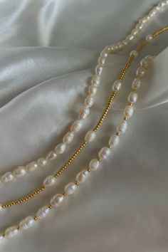 Clean Girl Necklace, Pearl Chain Choker With Round Beads, Pearl Choker With Round Beads, Pearl White Beaded Choker, Crocette Aesthetic, Bead Bracelets Aesthetic, Freshwater Pearl Jewelry Handmade, Cleangirl Outfit, Clean Girl Jewelry