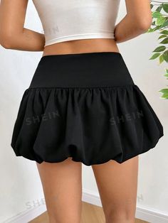 SHEIN EZwear Falda corta con volantes de cintura alta en unicolor para mujer | SHEIN USA Cheap Ruffled Short Skirt, Short Solid Skirt With Ruffles, Solid Ruffled Mini Skirt, Black Mini Skirt With Ruffle Hem, Trendy Mini-length Ruffled Skort, Ruffle Mini Skirt, Trendy Skirts, Sewing Class, Online Fashion