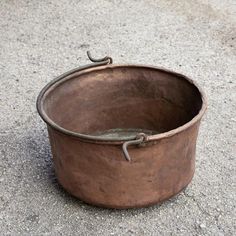 Large copper cauldron beaten and handmade in italy, 19th century, measures 80 x 58 x h 34. Category of objects, rustic, artisan style dimensions: height 34 cm width 80 cm depth 58 cm colour: red material: copper conditions: good vintage object, fully functional but has signs of wear such as scratches, dents, material defects and repairs Copper Cauldron, Kitchen Ware, Vintage Objects, Metal Projects, Colour Red, Vintage Copper, Vintage Decor, 19th Century, Bucket List