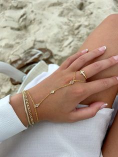 hand chain Gold Hand Chain, Chain Stack, Evry Jewels, Jewelry Stack, Ankle Bracelet Tattoo, Hand Chain Jewelry, Hand Chain Bracelet, Luxe Jewelry, Stacked Jewelry