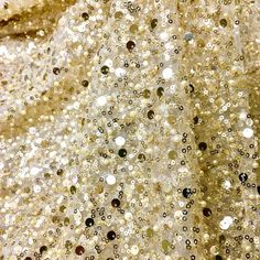 Questo bellissimo pizzo con paillettes color oro scintillante con paillettes su tutta la superficie e una trama lucida è perfetto per realizzare abiti da sposa, abiti da sera, gonne, decorazioni, drappeggi, tende sullo sfondo, tovaglie e molto altro. I lacci con paillettes sono su una rete di tulle, dove una combinazione di paillettes e glitter aderisce alla superficie della rete. Il tulle a rete con paillettes è comunemente usato per la moda, l'abbigliamento e le applicazioni di costumi, come abiti da sera, abiti da ballo e costumi teatrali. Può essere utilizzato anche per una varietà di altre applicazioni, come aggiungere un tocco di brillantezza agli oggetti di arredamento della casa, creare accattivanti decorazioni per le feste o aggiungere un tocco glamour ai progetti di artigiana Gold Sparkling Sequin Fabric For Wedding, Gold Sequin Fabric With Glitter For Weddings, Festive Gold Embellished Sequin Fabric, Gold Embellished Sequin Fabric For Festive Occasions, Festive Gold Sparkling Sequin Fabric, Festive Sparkling Gold Sequin Fabric, Festive Gold Sequin Fabric With Gold Embroidery, Gold Sparkling Sequin Fabric For Festive Occasions, Gold Sequin Fabric For Festive Celebrations