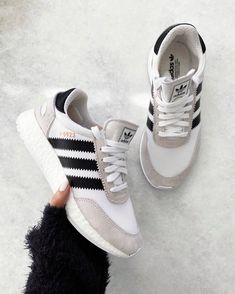 Black Tennis Shoes, Sneaker Outfits Women, Tennis Shoes Outfit, Adidas Tennis Shoes, White Tennis Shoes, Adidas Sneakers Women, Outfit Chic, Adidas Shoes Women, Nike Tennis Shoes