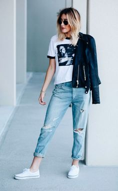 | Jeans + Camiseta + Tênis - Combo confortável e super estiloso! | How To Wear Birkenstock, Comfy Jeans Outfit, Casual Chique Stijl, Boyfriend Jeans Outfit, Mama Jeans, Edgy Outfit, Best Casual Outfits, Fashion Blogger Style, Boyfriend Jean