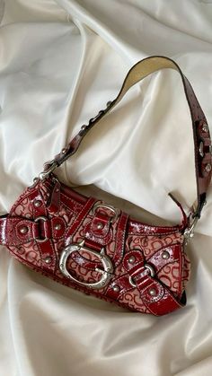 Baguette Bag Aesthetic, Purses Aesthetic, Vintage Designer Bags, Guess Bag, Into Fashion, Bags Vintage, Red Handbag