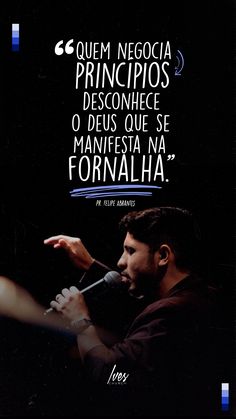 a man holding a microphone in front of a black background with the words, quem negocia principos desconicecee