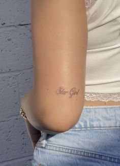 Lana del Rey tattoo Cool Spots For Tattoos, Cute Spots For Tattoos, Feminine Dainty Tattoos, Tattoo Women Placement, Cute Places To Get Tattoos, Sick Tattoos For Women, Small Thigh Tattoo Women, Dainty Tattoos For Women Unique, Daydreamer Tattoo