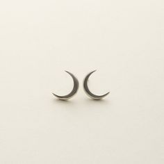 The small moon motif of these earrings is inspired by the image of the new moon.  Delicate and casual at the same time The design of the earrings is There is also a matching necklace.  The moon motif of these earrings is somewhat mysterious and gentle. Anyway, I recommend this jewelry as a cute and versatile bracelet! "Sterling Silver" Sterling silver(sv925)  Made in Japan.   Care Guide To make your delicate jewelry last for a long time, please follow these guidelines: Avoid putting on or taking Moon Earrings Silver, Wearing Jewelry, August Birthstone Jewelry, July Birthstone Jewelry, Jewelry Ring Box, Gifts For New Mums, Washing Dishes, Pearl Jewellery Earrings, Men's Jewelry Rings