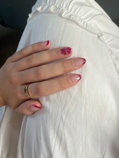 Flower with redish pink french tips #nailinspo #naildesign #flower #rednails #frenchtips #summernails #nailart #cutenails Pink French Tips, Lilac Nails, Fun Nail Colors, Fall Gel Nails, Minimal Nails, Pink French, Casual Nails, Work Nails, French Tips