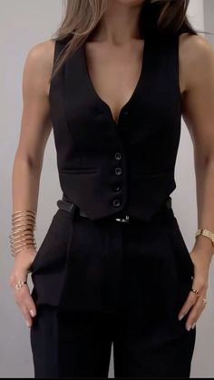 Classic Preppy Outfits, Women In Black Suits, Outfit Chic Elegant, Black Suit For Women, Vest Style Women, Womens Suit, Woman In Suit, Black Outfits, Woman Suit Fashion