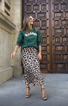 Dress Like An Artist Outfits, Leopard Skirt Street Style, Midaxi Skirt Outfits, Leopard Print Skirt Outfit Fall, Printed Skirts Outfit, Green And Leopard Outfit, Leopard Print Outfits 2024, Animal Print Skirt Outfit