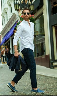 #businesslook #urbanstyle #menstyle #streetstyle Street Menswear, English People, White Shirt Outfits, Ray Ban Wayfarer, Shirt Outfits, Ray Ban Aviator, Motorcycle Gloves, Education English