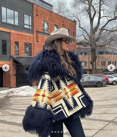 Western Chic Fashion, Shearling Leather Jacket, Looks Pinterest, Western Style Outfits, Cowboy Outfits