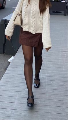 Courdory Dress Outfits, Brown Skirt Outfit Winter, Courdory Dress Outfit, Casual Coffee Outfit, Outfit Jupe, Brown Skirt Outfit, Brown Tights, Coffee Outfit, Winter Skirt Outfit