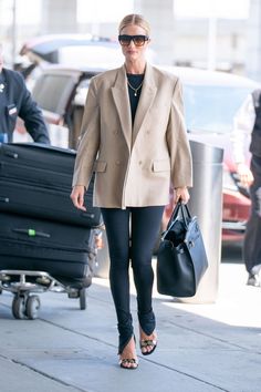 Rosie Huntington Whiteley Street Style, Celebrity Airport Outfit, Jfk Airport, Business Chic, Outfit Look, Mode Inspo