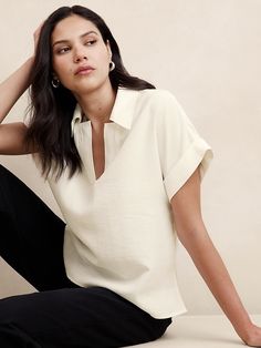 V-neck Tops With Roll-up Sleeves For Work, Relaxed Fit Split Neck Top For Work, V-neck Workwear Top With Placket, Relaxed Fit V-neck Blouse With Placket, V-neck Top With Cuffed Sleeves For Work, Top Banana, Chambray Top, Collar Neck, Boho Lace