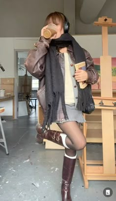 Mode Hippie, Beige Trench Coat, Scarf Outfit, Autumn Fits, Leather Jacket Outfits, Miniskirt Outfits, Fall 24, Sirius Black, Fall Fits