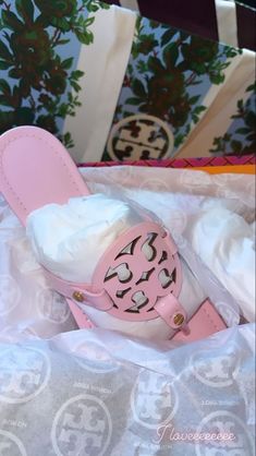 Tory Burch Sandals Aesthetic, Sandals Tory Burch, Pink Tory Burch Sandals Outfit, Cute Designer Outfits, Black Tory Burch Sandals Outfit, Summer Birthday Outfit, Tory Burch Outfits